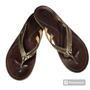 OluKai U'I Bubbly Sahara Leather Gold Pewter Thong Toe Post Sandal Women's 9